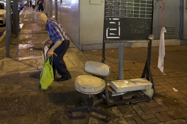 Hongkong, man with green bag.jpg